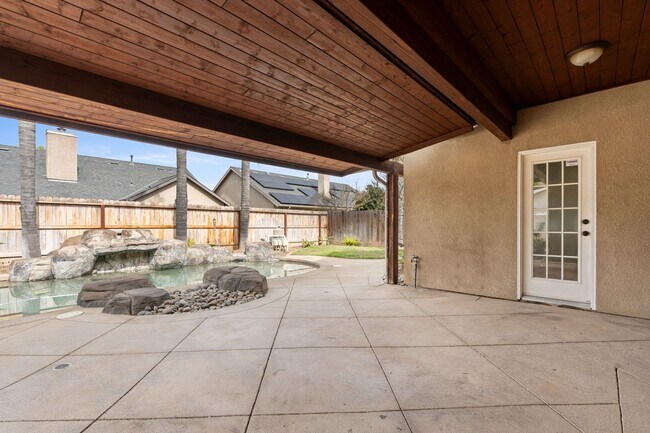 Building Photo - Gorgeous 3 bd. & 2 bath Home with a pool i...