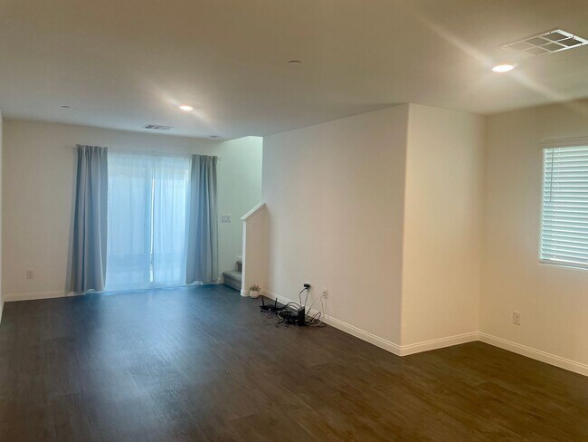 Building Photo - 3 bed 2 bath 2 car garage Townhome "On the Strip" South Las Vegas Blvd
