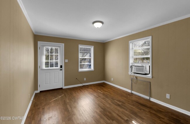 Building Photo - 927 E College St