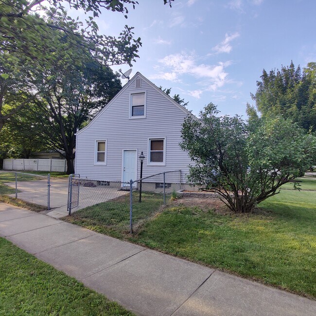 Building Photo - 3403 Woodland Ave