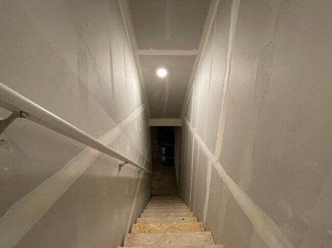 Building Photo - Modern 3-Bed, 2.5-Bath Home with Quartz Counters, Central A/C, and Prime Location!