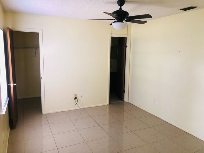 Building Photo - 3/2/2 Deltona