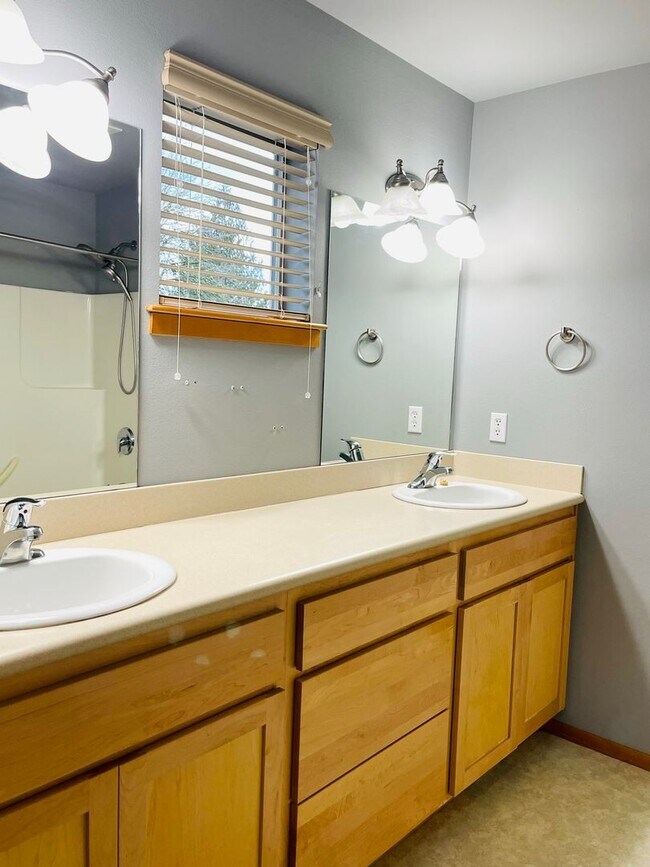 Building Photo - In town Poulsbo...close to everything! Bri...