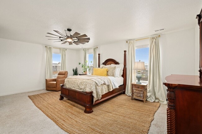 Building Photo - Upgraded 5-Bedroom Home in Immaculate Condition