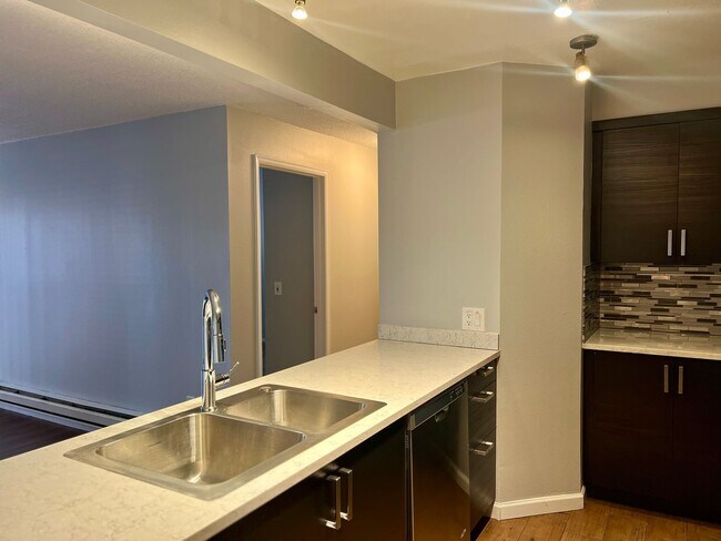 Building Photo - 2 Bedroom 2 Bathroom Aurora Condo!  ***Move-In Special***