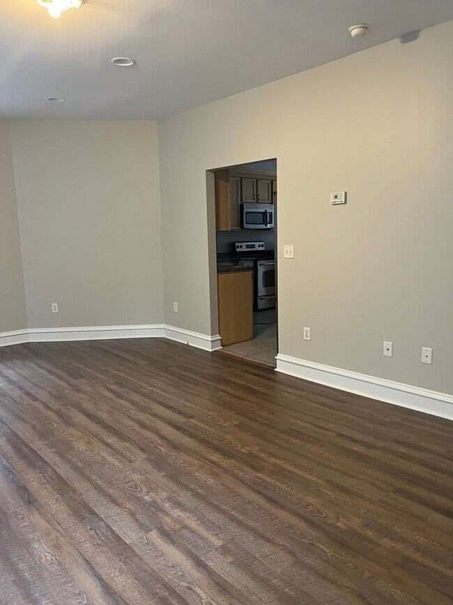 Building Photo - Spacious 4 Bedroom House in Southside Flats!