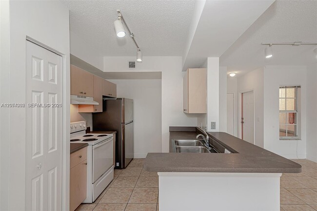 Building Photo - 2452 Centergate Dr