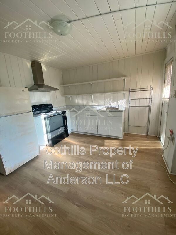 Building Photo - 253 S Shirley Ave