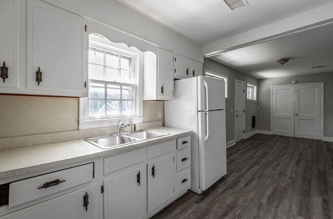 Building Photo - Newly Renovated 2 Bedroom 1 bath Home
