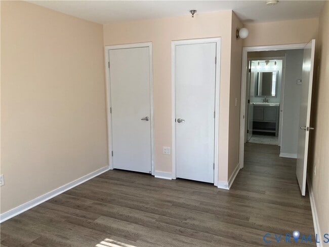 Building Photo - 14720 Village Square Pl
