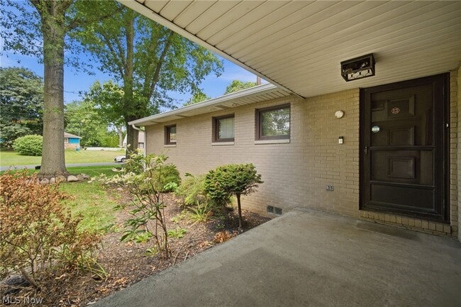 Building Photo - 1097 Oak Tree Rd