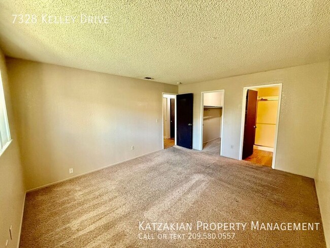 Building Photo - 2 bedroom unit with updated kitchen, insid...