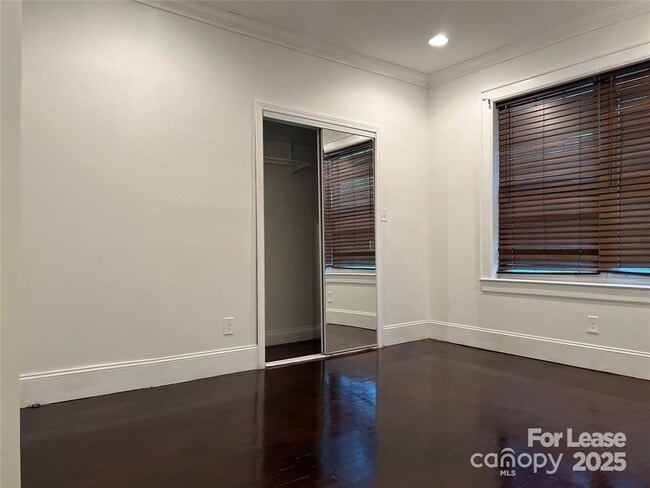 Building Photo - 424 Woodvale Pl