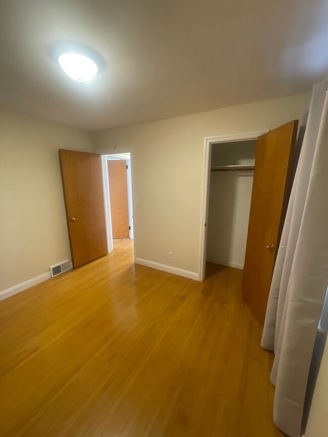 Building Photo - SHORT TERM LEASE TO MAY - 3 Bedroom, 2 Bat...