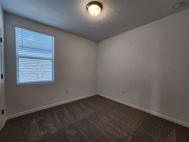 Building Photo - LIKE NEW!!! 4-Bedroom, 2-Bathroom in Villamar/Winter Haven