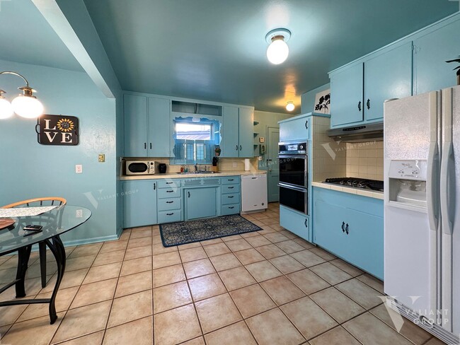 Building Photo - Charming Two-Bedroom, One-Bathroom, Fully-...