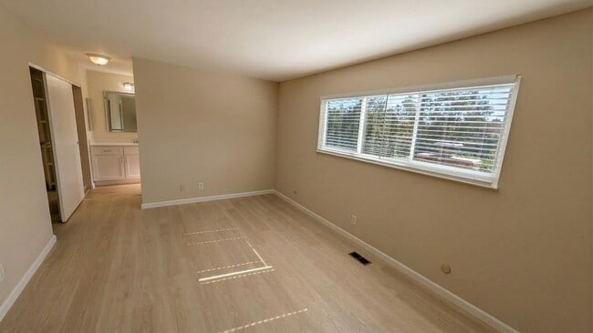 Building Photo - Modern Alameda Townhouse with Resort Style Amenities