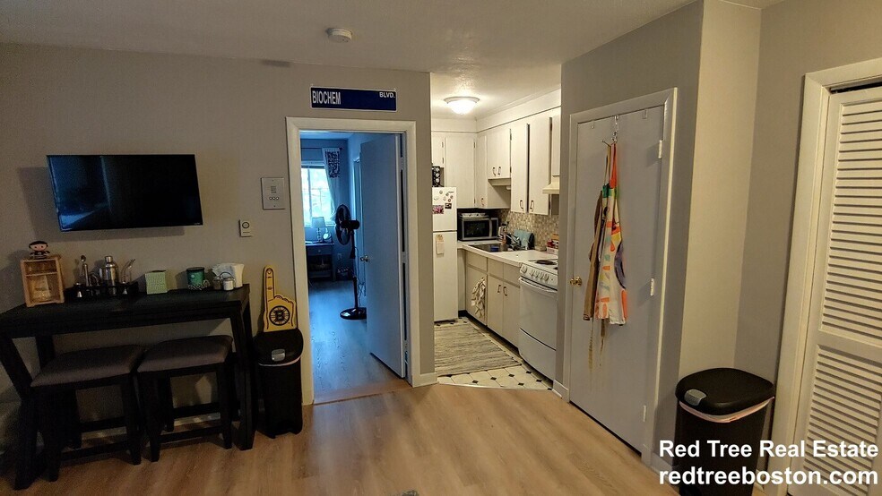 Building Photo - 200 Kelton St