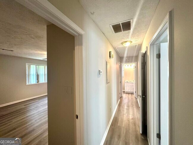 Building Photo - 100 Lakeview Ln