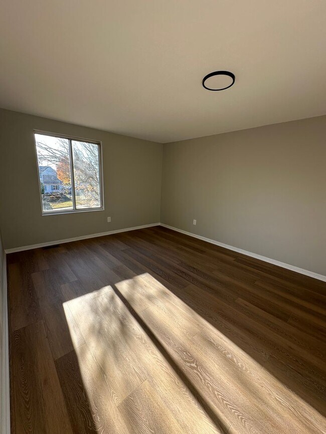 Building Photo - 4 bedroom 2.5 bath single family in Burlin...