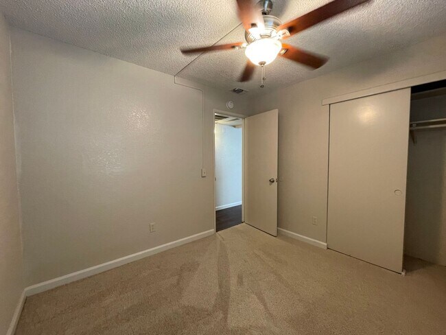 Building Photo - Spacious Downstairs 2 Bed 1 Bath in Gorgeo...