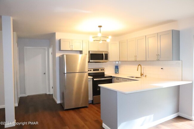 Building Photo - 1044 Knollwood Dr