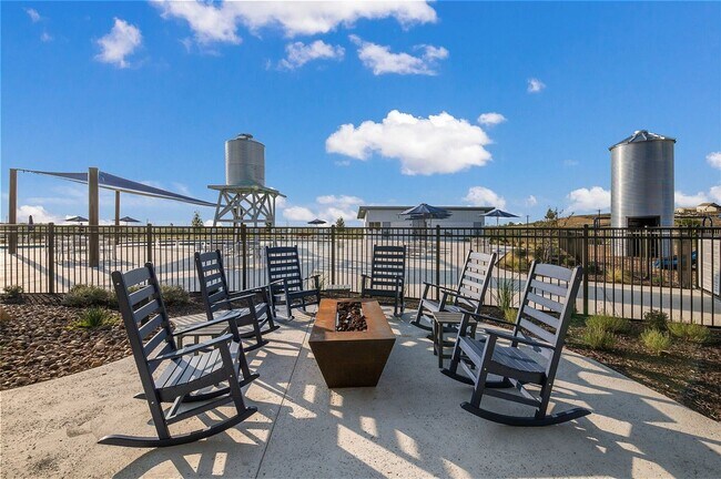 Building Photo - Beautiful like-new 3 bed | 2 bath home - Amazing community amenities!