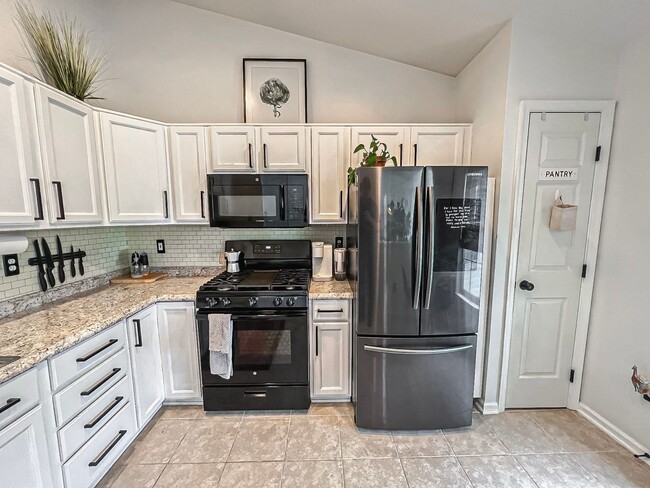 Building Photo - Stylish and Light-filled 2 Bedroom 2 Bathr...