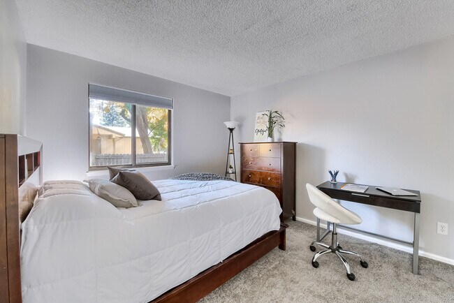 Building Photo - Charming 3 beds 2 baths in Centennial! Own...