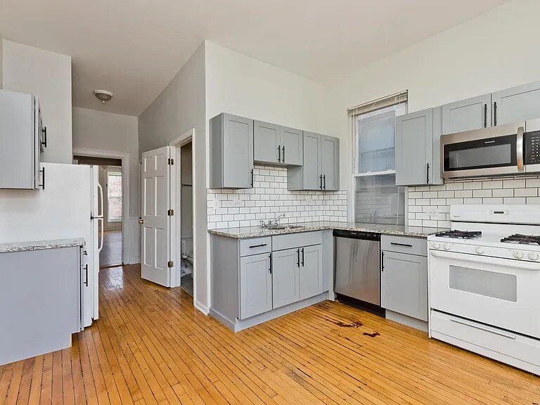 Building Photo - 858 N Paulina St
