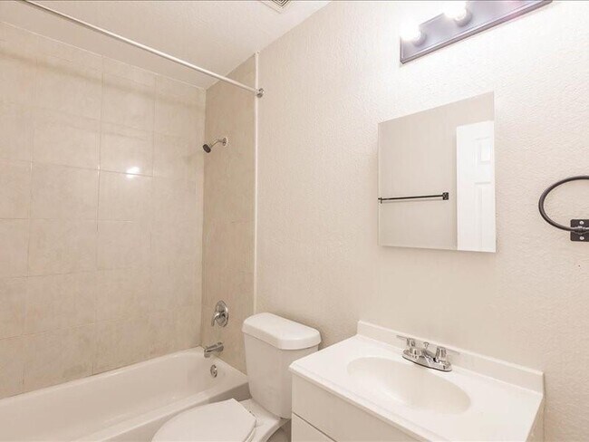 Building Photo - 5201 NW 17th Ct