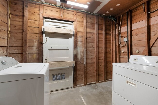 Building Photo - 323 Craigmont Ln