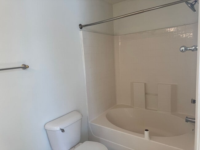 Building Photo - Great 2BR Townhome in Bellevue