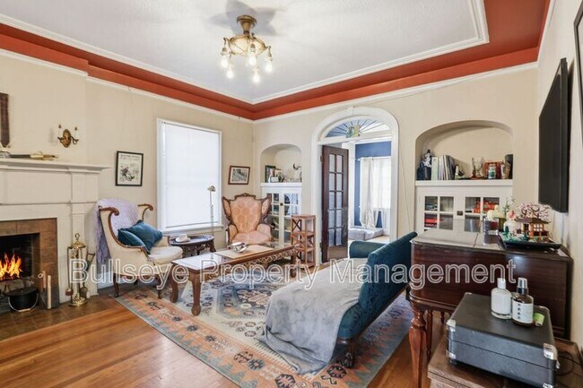 Building Photo - 525 W Lynwood St