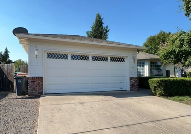Primary Photo - 3 Bedroom 2 bath house