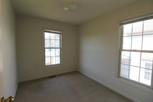 Building Photo - Liberty square end unit townhome for rent!