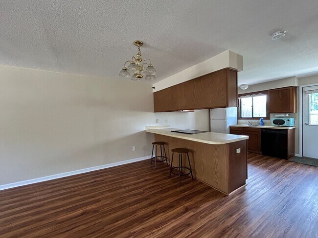 Building Photo - Recently Remodeled 2Bd/2Ba with Attached G...