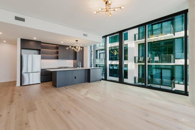 Building Photo - 610 Davis St