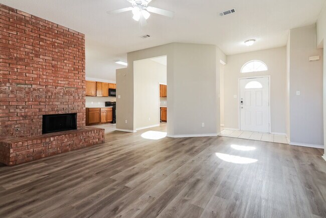 Building Photo - 2310 Summit Dr