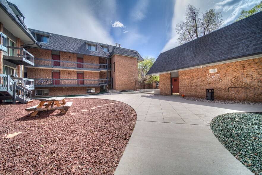 Building Photo - 1065 University Ave