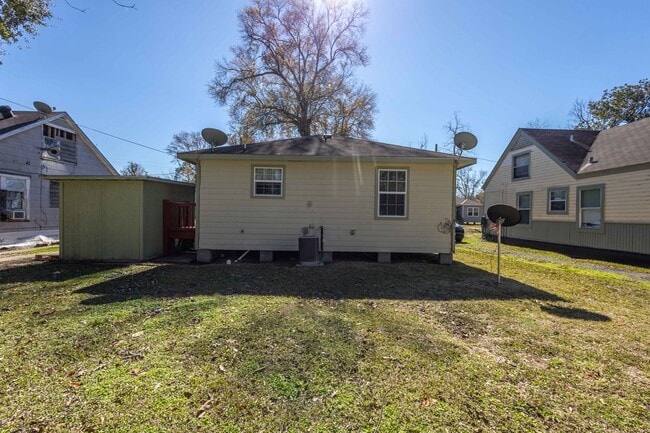Building Photo - 2 bed, 1 bath in great location! Move in Special - $299 Deposit + $100 off 1st month's rent