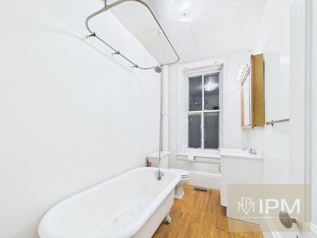 Building Photo - Beautiful 3 Bedroom, 1 Bath Colonial Home ...