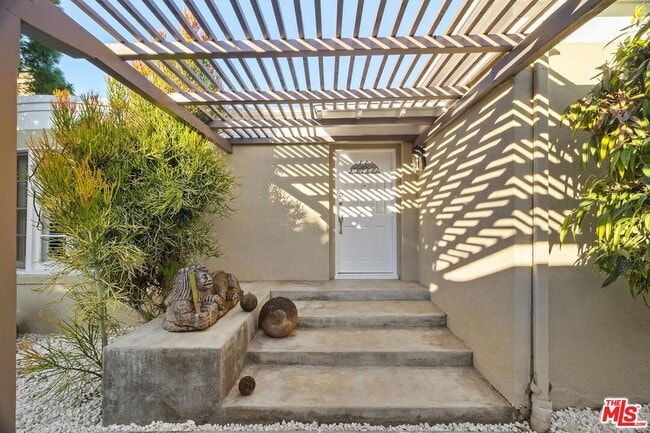 Building Photo - 920 Carrillo Dr