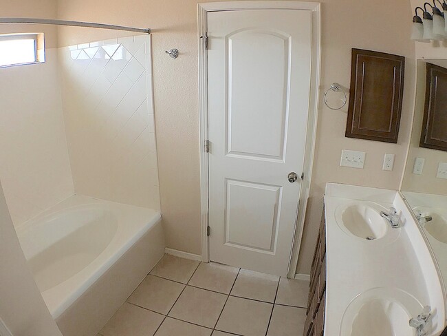 Building Photo - Northeast/Mesquite Hills 3Bed/2.5bath Refr...