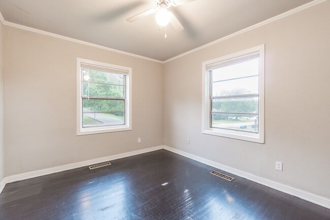 Building Photo - Cozy Comfort in a Great Location: Spacious...