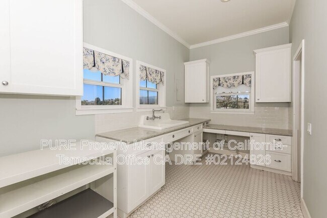 Building Photo - 36475 Avenida La Cresta