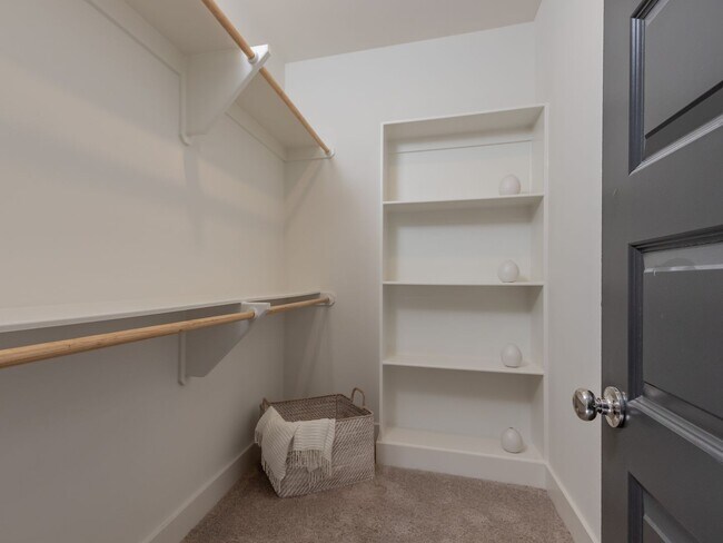 Building Photo - WOW!! One of the best Locations in one of the most desired neighborhoods