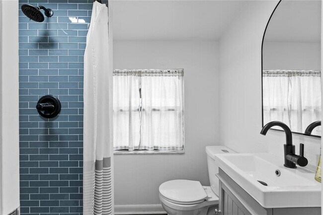 Building Photo - 2407 S Lois Ave