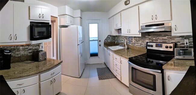 Building Photo - 400 Golden Isles Dr