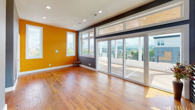 Building Photo - $1655/Bedroom |8BR Townhome in Fort Sander...